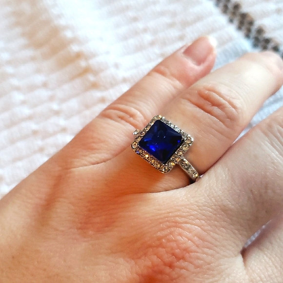 🎉💕HOST PICK!💕🎉 💎Costume jewlery square blue stone Ring - Size 7.5 - Picture 3 of 6